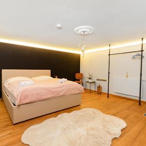 Zentral - Netflix - 2 Stoecke - Arbeitsplatz